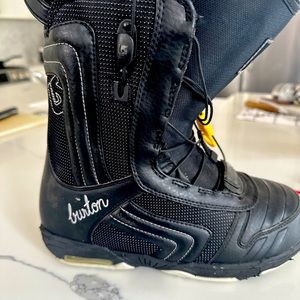 Burton women snowboard boots size 8. Amazing condition